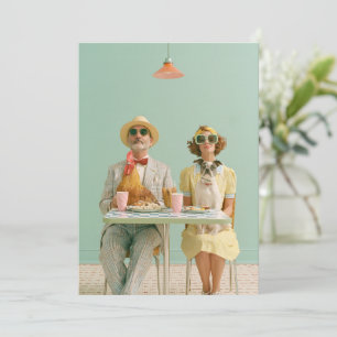 Retro stel dineert met kip en hond kaart