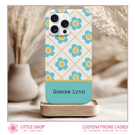 Retro stijl aqua geel bloemmotief monogram iPhone 15 case