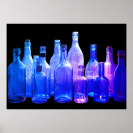 Retro stijl blauwe glazen flessen in de raamwand poster