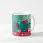 Retro-stijl luidsprekers omringd door rozen koffiemok (Voorkant rechts)