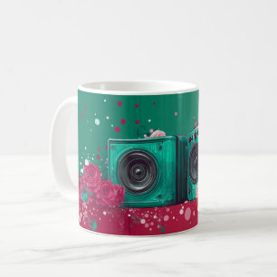 Retro-stijl luidsprekers omringd door rozen koffiemok