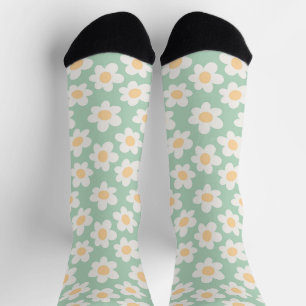 Retro stijl madeliefjes in bloei op groene achterg sokken