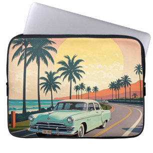 Retro-stijl vintage auto op een kustweg laptop sleeve
