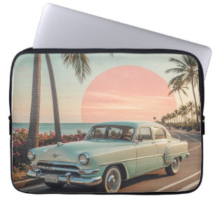 Retro-stijl vintage auto op een kustweg laptop sleeve