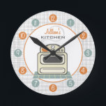 Retro Stove persoonlijke keukenklok Ronde Klok<br><div class="desc">Een klok met een afbeelding van een retro-beige keukenfornuis.  Personaliseer met jouw naam over illustratie.  De klok kenmerkt witte aantallen op oranje en blauwe stippen.</div>