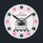 Retro Stove persoonlijke keukenklok Ronde Klok<br><div class="desc">Een klok met een afbeelding van een retro-witte keukenfornuis.  Personaliseer met jouw naam boven illustratie.  De klok kenmerkt witte aantallen op roze en zwarte stippen.</div>