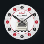 Retro Stove Red & Black Kitchen Clock Ronde Klok<br><div class="desc">Een klok met een afbeelding van een retro-witte keukenfornuis. Personaliseer met jouw naam boven illustratie. De klok kenmerkt witte aantallen op rode en zwarte stippen.</div>
