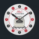 Retro Stove Red & Black Kitchen Clock Ronde Klok<br><div class="desc">Een klok met een afbeelding van een retro-witte keukenfornuis. Personaliseer met jouw naam boven illustratie. De klok kenmerkt witte aantallen op rode en zwarte stippen.</div>