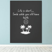 Retro strand sfeer Smiley Face T-shirt - Grappige Canvas Afdruk (Insitu (Houten vloer))