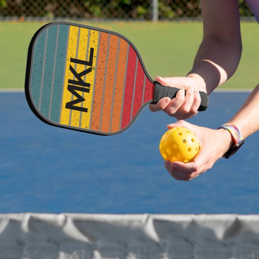 Retro strepen monogram pickleball paddle (Insitu)