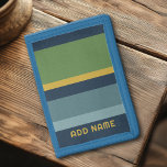 Retro Stripe Patroon Blauw Groen  vibe Drievoud Portemonnee<br><div class="desc">Voeg jouw naam toe aan dit masculinaire ontwerp met vetgedrukte strepen. Een retro ontwerp met 70s geïnspireerde doopvont en een minimaal patroon. Alle kleuren kunnen worden gewijzigd. Creëer uw eigen kleuren en verander de kleuren in uw favoriete combinatie.</div>