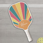 Retro stripe sunrise - pastelregenboogscriptnaam pickleball paddle<br><div class="desc">Een kleurrijk,  retro strepe zonnestijfontwerp met pastelkleuren. De strepen zijn rood,  oranje,  geel en lichtblauw. Voeg jouw naam of monogram toe om dit een persoonlijke peddel te maken die zich zal onderscheiden tussen je vrienden. De naam is een trendy manuscript in wit.</div>