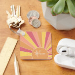 Retro stripe sunrise - pastelregenboogscriptnaam sleutelhanger<br><div class="desc">Een kleurrijk,  retro streep zonsopgang ontwerp met een pastel kleuren. De strepen zijn pastelkleuren - rood,  sinaasappel,  geel en een lichtblauw. Voeg jouw naam of monogram toe om dit een persoonlijke sleutelhanger te maken die opvalt onder je vrienden. De naam is een trendy script in het wit.</div>