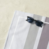 Retro Stripes Grey Taupe Monogram Naam Strandlaken (In situ)