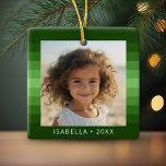 Retro Stripes - Kerstgroen - Eenvoudige foto Keramisch Ornament<br><div class="desc">Groene streeppatronen met een eenvoudig tekstgebied voor een naam en datum. Voeg je favoriete selfie of familie momentopname toe. Gebruik een vierkante foto om dit unieke en persoonlijke vakantie ornament te creëer. De achtergrond is voorzien van een retro streep patroon met een schone, moderne update. Als u de afbeeldingen wilt...</div>