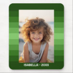 Retro Stripes - Kerstgroen - Eenvoudige foto Muismat<br><div class="desc">Groene streeppatronen met een eenvoudig tekstgebied voor een naam en datum. Voeg je favoriete selfie of familie momentopname toe. Gebruik een foto om dit unieke en persoonlijke fotocadeau te creëer. De achtergrond is voorzien van een retro streep patroon met een schone, moderne update. Als u het afbeelding moet aanpassen, klikt...</div>