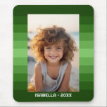 Retro Stripes - Kerstgroen - Eenvoudige foto Muismat<br><div class="desc">Groene streeppatronen met een eenvoudig tekstgebied voor een naam en datum. Voeg je favoriete selfie of familie momentopname toe. Gebruik een foto om dit unieke en persoonlijke fotocadeau te creëer. De achtergrond is voorzien van een retro streep patroon met een schone, moderne update. Als u het afbeelding moet aanpassen, klikt...</div>