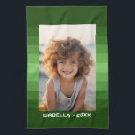 Retro Stripes - Kerstgroen - Eenvoudige foto Theedoek<br><div class="desc">Groene streeppatronen met een eenvoudig tekstgebied voor een naam en datum. Voeg je favoriete selfie of familie momentopname toe. Gebruik een foto om dit unieke en persoonlijke fotocadeau te creëer. De achtergrond is voorzien van een retro streep patroon met een schone, moderne update. Als u het afbeelding moet aanpassen, klikt...</div>