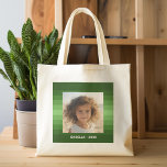 Retro Stripes - Kerstgroen - Eenvoudige foto Tote Bag<br><div class="desc">Groene streeppatronen met een eenvoudig tekstgebied voor een naam en datum. Voeg je favoriete selfie of familie momentopname toe. Gebruik een foto om dit unieke en persoonlijke fotocadeau te creëer. De achtergrond is voorzien van een retro streep patroon met een schone, moderne update. Als u het afbeelding moet aanpassen, klikt...</div>