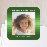 Retro Stripes - Kerstgroen - Eenvoudige foto Vierkante Sticker<br><div class="desc">Retro groen streeppatroon met een eenvoudige begroeting en familiehandtekening. Voeg je favoriete selfie of familie momentopname toe. Gebruik een vierkante foto om deze unieke en persoonlijke feestdagen te creëer. Op de achtergrond bevindt zich een retro strepenpatroon in groene tinten.</div>