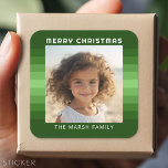 Retro Stripes - Kerstgroen - Eenvoudige foto Vierkante Sticker<br><div class="desc">Retro groen streeppatroon met een eenvoudige begroeting en familiehandtekening. Voeg je favoriete selfie of familie momentopname toe. Gebruik een vierkante foto om deze unieke en persoonlijke feestdagen te creëer. Op de achtergrond bevindt zich een retro strepenpatroon in groene tinten.</div>