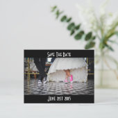 Retro Style Diner Trouwpaar Sla de datum op Aankondigingskaart (Staand voorkant)