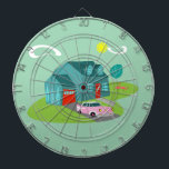Retro Suburban House Dart Board Dartbord<br><div class="desc">Dit patroon van de Retro Suburban House Dart Board heeft een typisch Amerikaans huis in een typische Amerikaanse buurt, rond 1950. Een blauwgroen huis met een pauw blauw dak, en turkooisramen worden perfect gecompenseerd door een levendige rode deur en garagedeur. Een klassieke roze, de beboete cabriolet van 1950 wordt geparkeerd...</div>