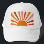 Retro Sun Rays blaast Zonnehard Oranje Geel Rood Trucker Pet<br><div class="desc">Retrozon barst in warm roze,  bruine,  oranje tinten. Retro moderne oranje zonnestralen,  zonneschijn geometrische abstracte kunst.</div>