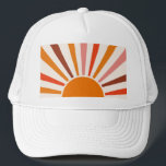 Retro Sun Rays blaast Zonnehard Oranje Geel Rood Trucker Pet<br><div class="desc">Retrozon barst in warm roze,  bruine,  oranje tinten. Retro moderne oranje zonnestralen,  zonneschijn geometrische abstracte kunst.</div>