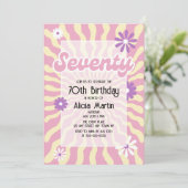 Retro Sun Wave Daisy Roze 70e Verjaardag Uitnodigi Kaart (Staand voorkant)