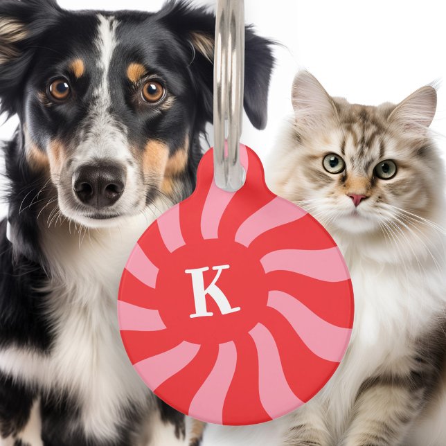 Retro sunburst werveling lichtrood roze monogram v huisdierpenning (Retro sunburst swirl light red pink monogram bold pet ID tag)