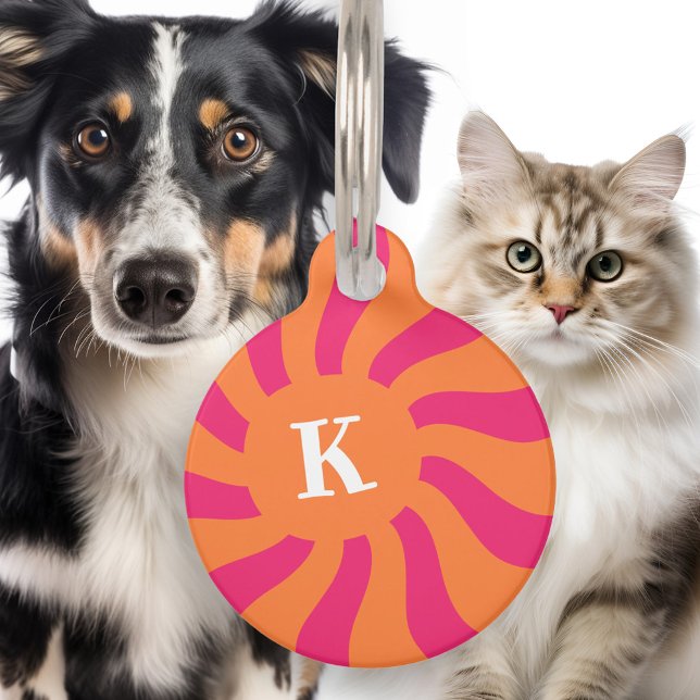 Retro sunburst werveling sinaasappel heet roze mon huisdierpenning (Retro sunburst swirl orange hot pink monogram bold pet ID tag)