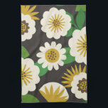 Retro Sunny Summer Flowers Kitchen Towels Theedoek<br><div class="desc">Een moedig en helder bloemontwerp geïnspireerd door de Scandinavische textielindustrie uit de midden van de eeuw. Eenvoudige en gestileerde witte en goudmaissoorten en andere bloemvormen worden op een bed met groene bladeren en tegen een donkere achtergrond geplaatst. Dit en preppy ontwerp heeft schaduwen van gebroken wit, goud, bruin, groen en...</div>