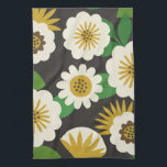 Retro Sunny Summer Flowers Kitchen Towels Theedoek<br><div class="desc">Een moedig en helder bloemontwerp geïnspireerd door de Scandinavische textielindustrie uit de midden van de eeuw. Eenvoudige en gestileerde witte en goudmaissoorten en andere bloemvormen worden op een bed met groene bladeren en tegen een donkere achtergrond geplaatst. Dit en preppy ontwerp heeft schaduwen van gebroken wit, goud, bruin, groen en...</div>