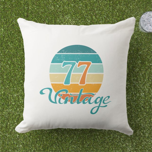 Retro Sunset 77 Vintage Distressed Buitenkussen (Gras)