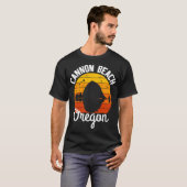 Retro Sunset Haystack Rock Souvenir Cannon Beach T-shirt (Voorkant volledig)