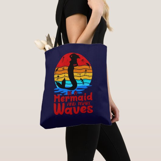  Retro Sunset is een Zeemeermin Mermaid Make Waves Tote Bag (Dichtbij)