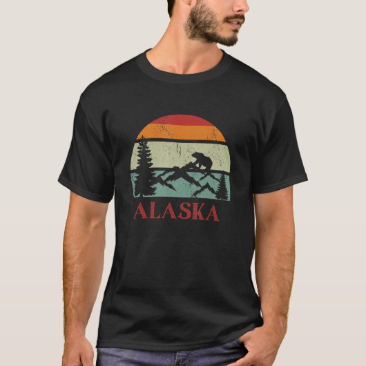 Retro Sunset Mountains and Grizzly Bear Alaska Sou T-shirt (Voorkant)