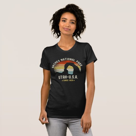 Retro Sunset over Arches National Park, Utah T-shirt (Voorkant volledig)