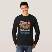 Retro Sunset Slogan Life is beter met trampoline T-shirt (Voorkant volledig)