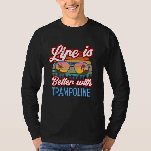 Retro Sunset Slogan Life is beter met trampoline T-shirt (Voorkant)