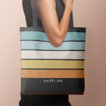Retro Sunset Stripes met Simple Sans Serif Name Tote Bag<br><div class="desc">Rugby Stripes - Een preppy-patroon met vetgedrukte strepen en een naam. Als je kunst nog moet worden aangepast,  klik je op Deze knop aanpassen. Dit zal u naar een ontwerpgebied brengen waar u dingen rond kunt bewegen en zelfs kleuren kunt veranderen!</div>