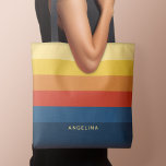 Retro Sunset Stripes met Simple Sans Serif Name Tote Bag<br><div class="desc">Rugby Stripes - Een preppy-patroon met vetgedrukte strepen en een naam. Als je kunst nog moet worden aangepast,  klik je op Deze knop aanpassen. Dit zal u naar een ontwerpgebied brengen waar u dingen rond kunt bewegen en zelfs kleuren kunt veranderen!</div>