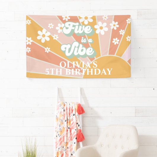 Retro Sunshine FIVE is een Vibe Daisy Birthday Spandoek (Insitu)