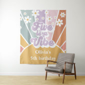 Retro Sunshine Rainbow Five is een Vibe Wandkleed (In situ)