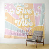 Retro Sunshine Two Groovy Pastel Daisy Birthday Ba Wandkleed (In Situ (horizontaal))