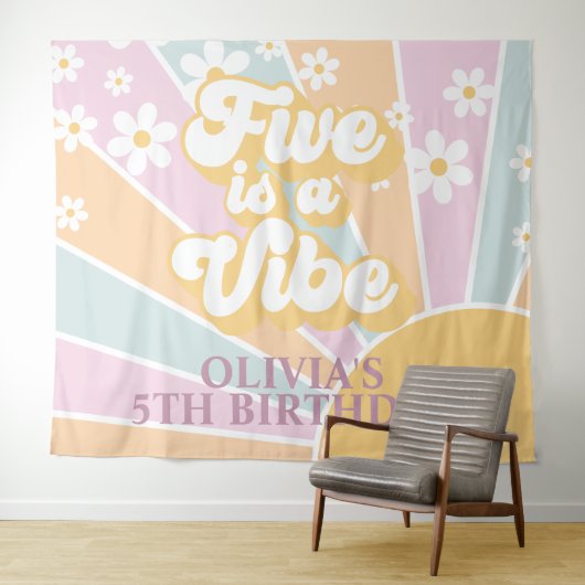 Retro Sunshine Two Groovy Pastel Daisy Birthday Ba Wandkleed (In Situ (horizontaal))