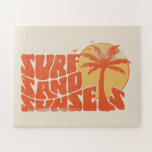 Retro Surf Zand Zonsondergangen Palm Tree Beach Vi Legpuzzel<br><div class="desc">Retro Surf Sand Zonsondergangen Palm Tree Beach Vibes T-shirt is de perfecte aanvulling op je zomergarderobe. Of je nu op de golven slaat of gewoon op het zand zit te loungen,  dit t-shirt heeft je gedekt. Laten we ons klaarmaken voor een zomervakantie vol surf,  zand en onvergetelijke zonsondergangen.</div>