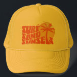 Retro Surf Zand Zonsondergangen Palm Tree Beach Vi Trucker Pet<br><div class="desc">Retro Surf Sand Zonsondergangen Palm Tree Beach Vibes T-shirt is de perfecte aanvulling op je zomergarderobe. Of je nu op de golven slaat of gewoon op het zand zit te loungen,  dit t-shirt heeft je gedekt. Laten we ons klaarmaken voor een zomervakantie vol surf,  zand en onvergetelijke zonsondergangen.</div>