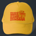 Retro Surf Zand Zonsondergangen Palm Tree Beach Vi Trucker Pet<br><div class="desc">Retro Surf Sand Zonsondergangen Palm Tree Beach Vibes T-shirt is de perfecte aanvulling op je zomergarderobe. Of je nu op de golven slaat of gewoon op het zand zit te loungen,  dit t-shirt heeft je gedekt. Laten we ons klaarmaken voor een zomervakantie vol surf,  zand en onvergetelijke zonsondergangen.</div>